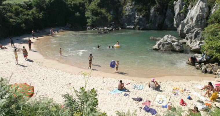 La Playa de Gulpiyuri un tesoro natural en Asturias
