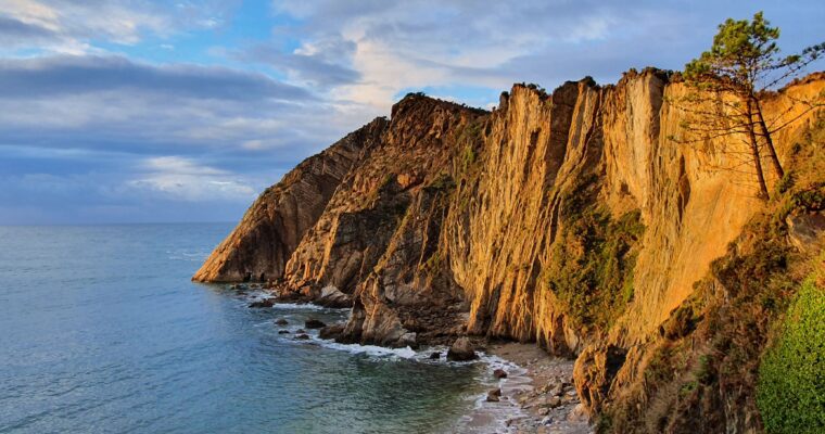 La Playa del Silencio:  Una joya escondida en la costa asturiana