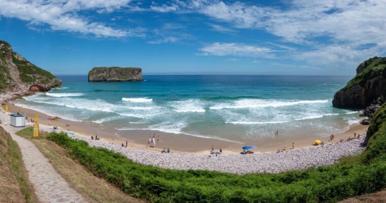 Playa de Andrín en Andrín en Asturias