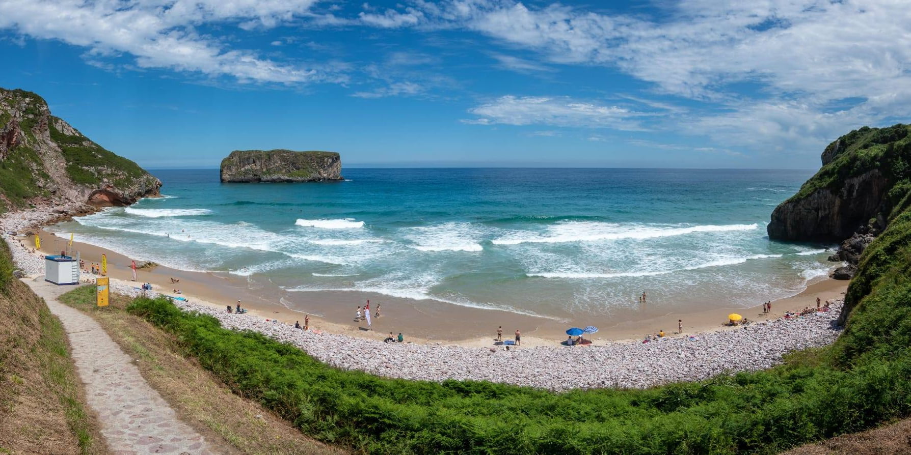 Playa de Andrín en Andrín en Asturias