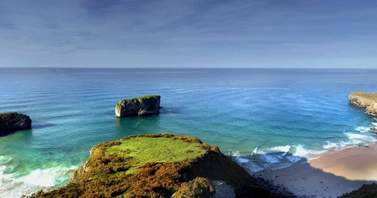 Playa de Ballota en Ballota en Asturias